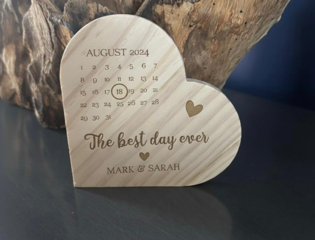 Personalised Wooden Calendar Heart – A Date to Remember